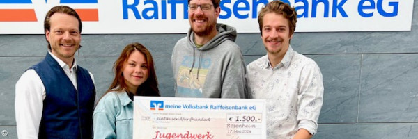 Übergabe eines Spendenschecks der VR-Bank für die Evangelische Jugendarbeit im Dekanat Rosenheim